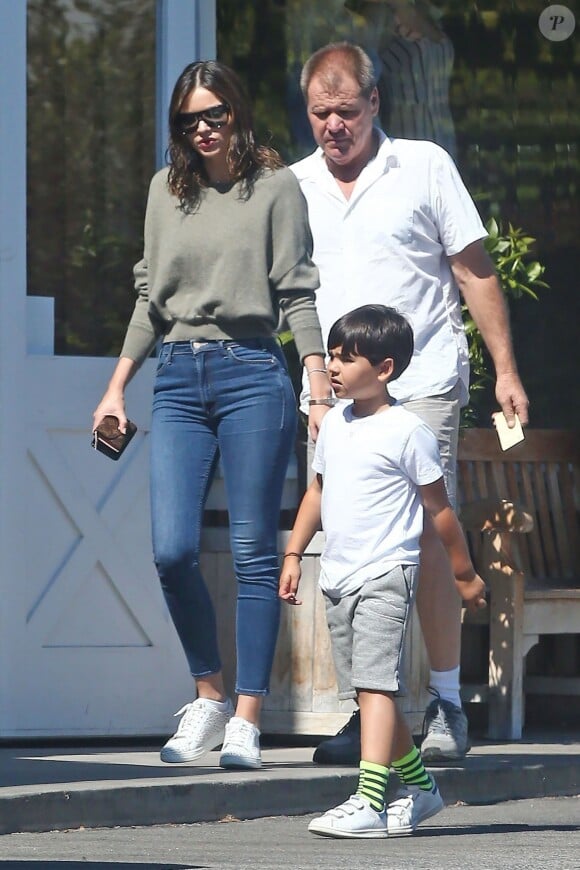 Exclusif - Miranda Kerr est allée manger des glaces en famille avec son fils Flynn et son père John à Brentwood, le 26 mai 2017