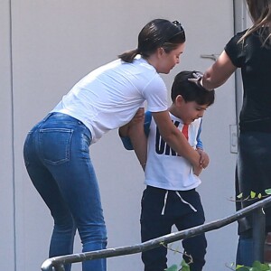 Exclusif - Miranda Kerr accompagne son fils Flynn Bloom chez des amis à Los Angeles. Le 9 septembre 2016