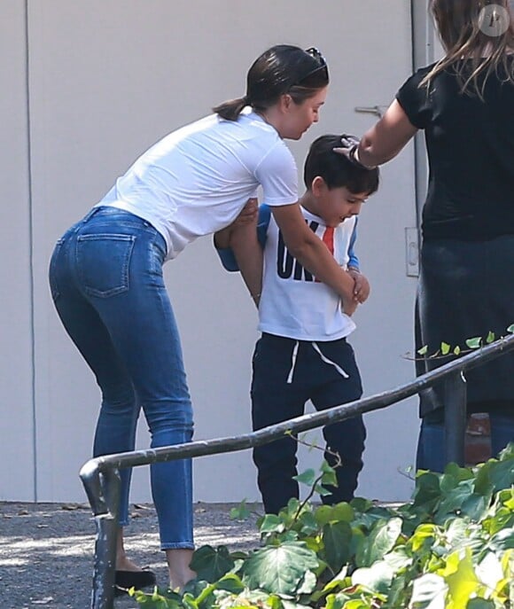 Exclusif - Miranda Kerr accompagne son fils Flynn Bloom chez des amis à Los Angeles. Le 9 septembre 2016