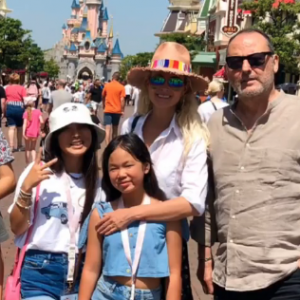 Laeticia Hallyday et ses filles à Disneyland, le 26 juin 2019. Jean Reno, le parrain de Jade et Joy, était également présent.