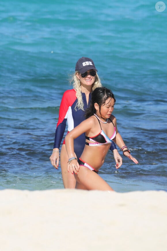 Exclusif - Laeticia Hallyday et sa fille Joy - Jade et Joy Hallyday prennent leur première leçon de surf sur la plage de Lorient avec leur mère Laeticia à Saint-Barthélemy, le 18 février 2019.