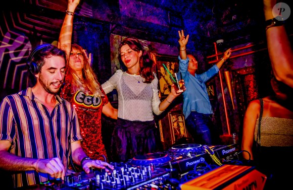 Exclusif - DJ The Avener (Tristan Casara) lors du St-Barth Family Festival 2019 au restaurant "Le Ti' St Barth" sur l'île de Saint-Barthélemy, Antilles française, France, le 9 août 2019. © Xavier Merchet-Thau/PhotoStBarth/Bestimage