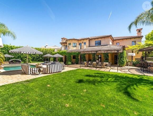La maison de Kaley Cuoco à Los Angeles est à vendre pour 6,9 millions de dollars. La maison de près de 20 000 m², située dans le quartier très exclusif de Mulholland Park à Tarzana. Cuoco a acheté la maison en 2014 pour 5,5 millions de dollars à Khloe Kardashian après sa divorce avec Lamar Odom. La maison dispose de sept chambres à coucher, de neuf salles de bain, de la cuisine d'un grand chef, de salons et salles à manger et d'une suite principale avec trois penderies. Il y a aussi une bibliothèque, un cinéma et une cour arrière avec piscine et spa, foyers et une cuisine extérieure avec salle à manger couverte. Los Angeles, le 8 mai 2019.