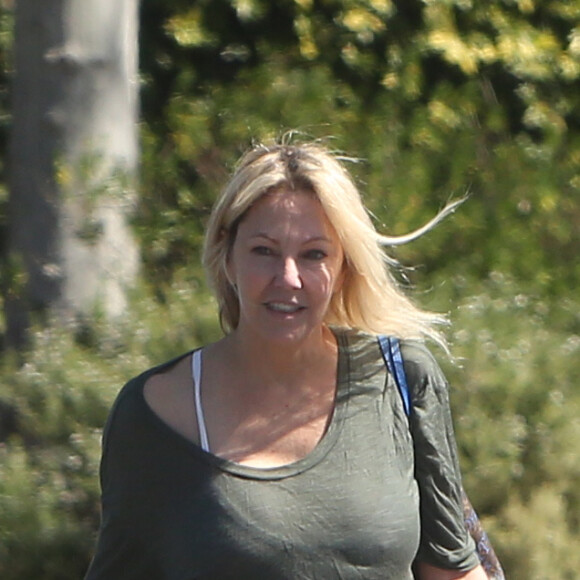 Exclusif - Heather Locklear arbore un look décontracté alors qu'elle déjeune avec une amie à Westlake. Los Angeles, le 15 mars 2019.