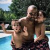 Tony Parker s'amuse avec ses deux enfants Josh et Liam (Août 2019).