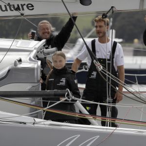 Greta Thunberg embarque sur le voilier de course zéro carbone Malizia II à Plymouth skippé par Pierre Casiraghi et Boris Hermann en direction des Etats Unis le 14 août 2019.