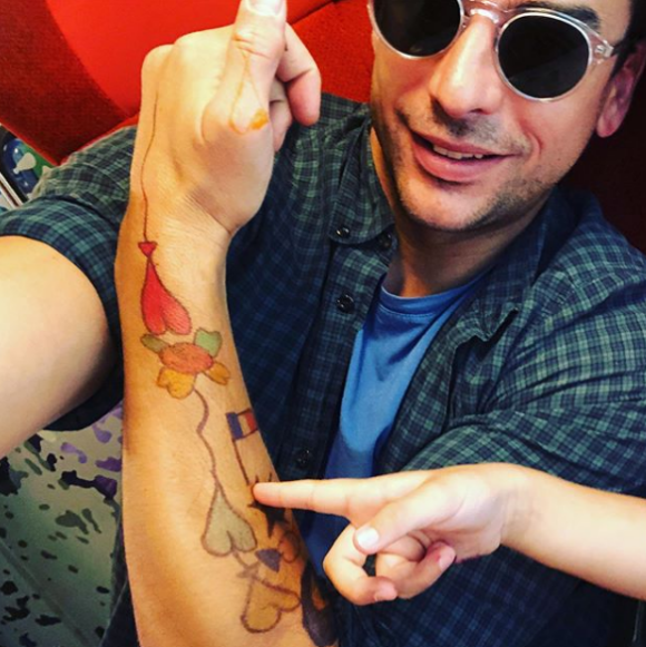 Julian Bugier dévoile des tatouages éphémères sur Instagram, le 28 juin 2019