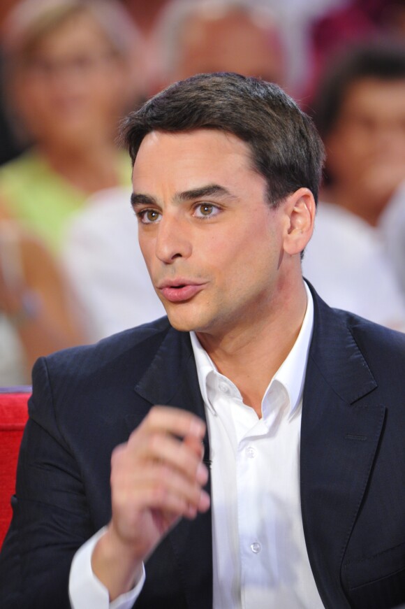 Julian Bugier lors de l'enregistrement de "Vivement Dimanche" spéciale Alexandre Arcady, le 29 août 2012.