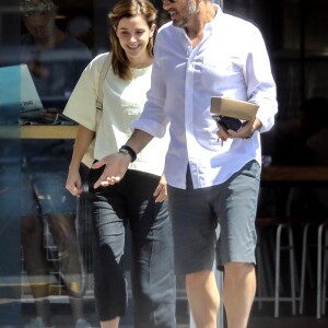 Exclusif - Emma Watson est allée déjeuner avec un mystérieux inconnu au Superba Cafe dans le quartier de Santa Monica à Los Angeles, le 13 août 2019
