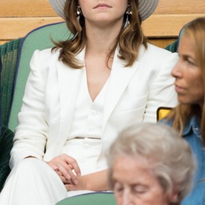 Emma Watson (habillée en Ralph Lauren) - Les célébrités dans les tribunes lors du tournoi de Wimbledon "The Championships" à Londres, le 14 juillet 2018