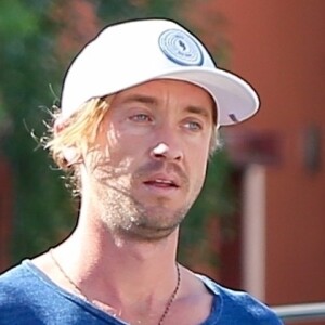 Exclusif - Tom Felton se balade en skateboard avec son chien dans les rues de Venice à Los Angeles, le 27 janvier 2019