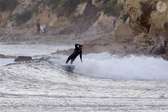 Exclusif - Liam Hemsworth fait du surf sur une plage à Malibu Le 28 juin 2019