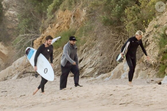 Exclusif - Liam Hemsworth fait du surf sur une plage à Malibu Le 28 juin 2019