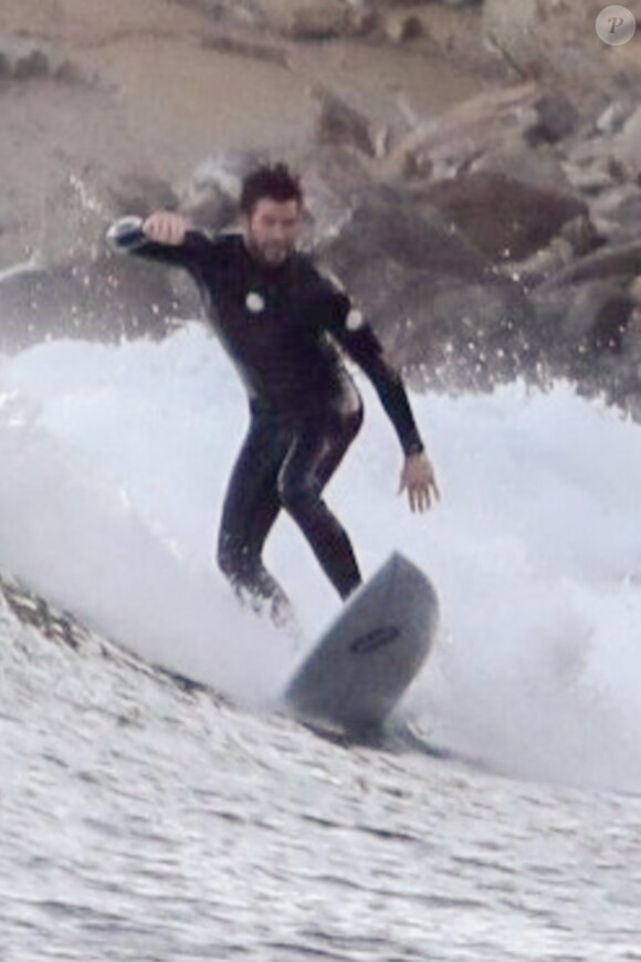 Exclusif - Liam Hemsworth fait du surf sur une plage à Malibu Le 28 juin 2019