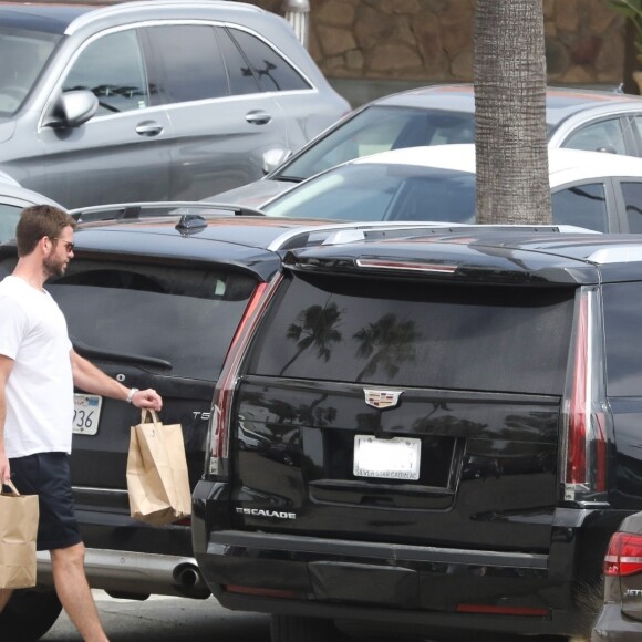 Exclusif - Miley Cyrus et son mari Liam Hemsworth sont allés faire des courses au Pavilions market à Malibu, Los Angeles, le 9 juin 2019