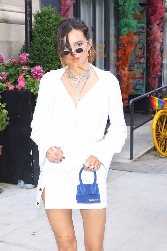 Bella Thorne porte un micro sac Jacquemus à New York. Le 14 juin 2019.