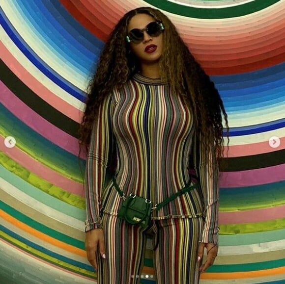 Beyoncé porte un micro sac Jacquemus. Janvier 2019.