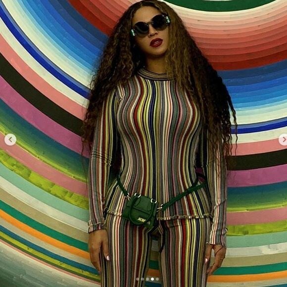 Beyoncé porte un micro sac Jacquemus. Janvier 2019.