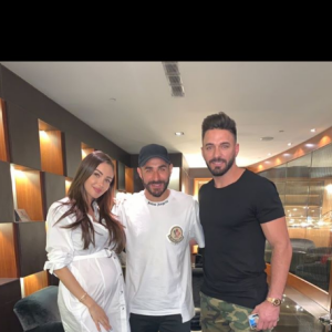 Karim Benzema prend la pose avec Nabilla et Thomas, à Madrid, le 22 août 2019.