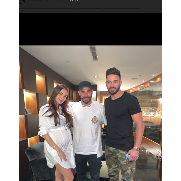 Karim Benzema prend la pose avec Nabilla et Thomas, à Madrid, le 22 août 2019.