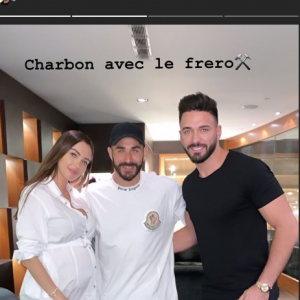 Karim Benzema prend la pose avec Nabilla et Thomas, à Madrid, le 22 août 2019.