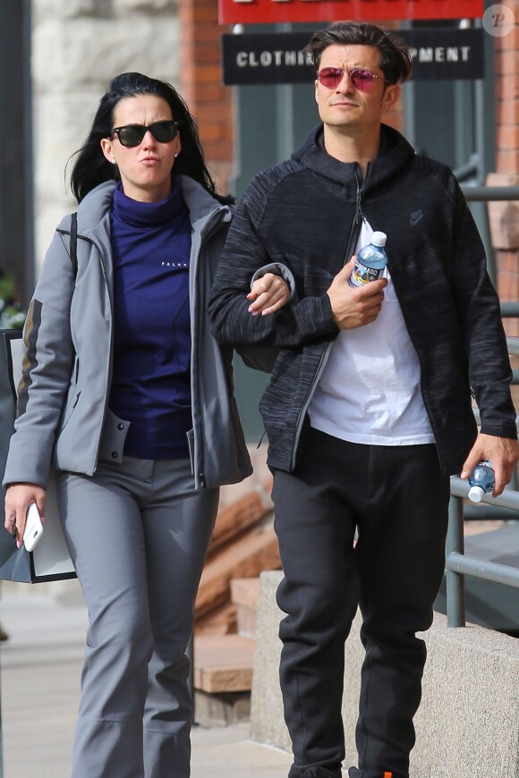 Le couple Katy Perry et Orlando Bloom se promènent en amoureux dans les rues de Aspen. Les amoureux sont venus assister au mariage de leur amie la styliste Jamie Schneider. Le 8 avril 2016