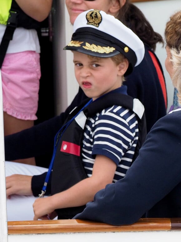 Le prince George sur un bateau lors de la King's Cup à Cowes le 8 août 2019.