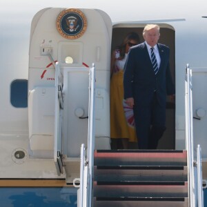 Le président Donald Trump et sa femme Melania arrivent à l'aéroport de Biarritz pour assister au sommet du G7 le 24 août 2019.