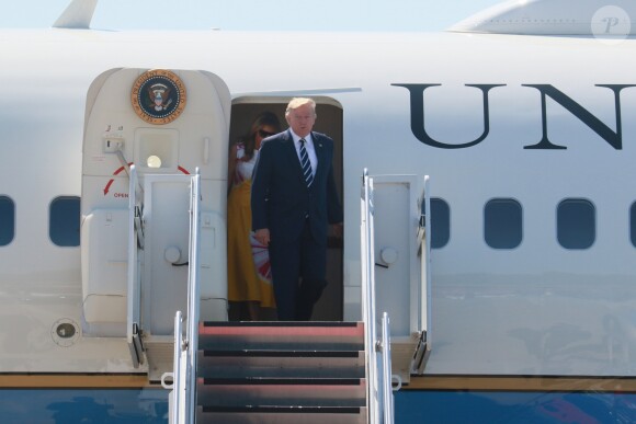 Le président Donald Trump et sa femme Melania arrivent à l'aéroport de Biarritz pour assister au sommet du G7 le 24 août 2019.