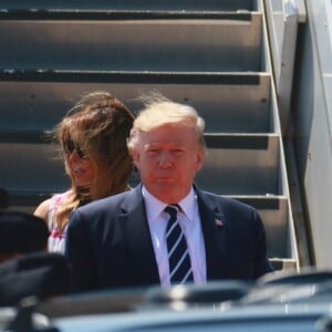 Le président Donald Trump et sa femme Melania arrivent à l'aéroport de Biarritz pour assister au sommet du G7 le 24 août 2019.