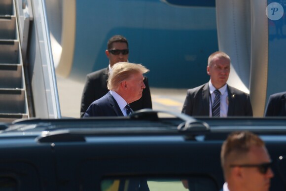 Le président Donald Trump et sa femme Melania arrivent à l'aéroport de Biarritz pour assister au sommet du G7 le 24 août 2019.