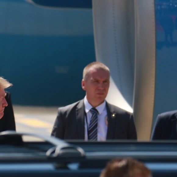 Le président Donald Trump et sa femme Melania arrivent à l'aéroport de Biarritz pour assister au sommet du G7 le 24 août 2019.