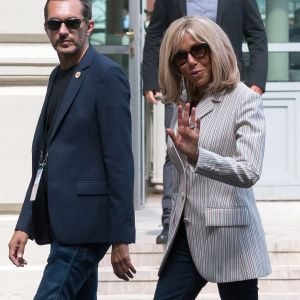 La première dame Brigitte Macron arrive à l'hôtel du Palais à Biarritz le 24 août 2019. Elle est accompagné de sa garde rapprochée, Pierre Olivier Costa, directeur de cabinet et Tristan Bromet, chef de Cabinet. © Jacques Witt / Pool / Bestimage