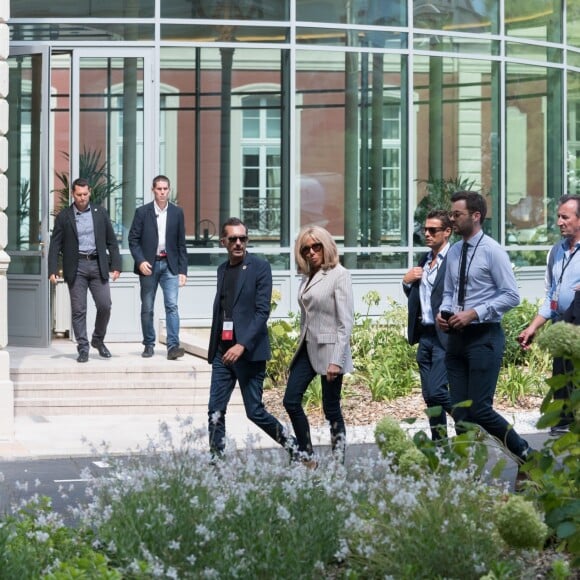 La première dame Brigitte Macron arrive à l'hôtel du Palais à Biarritz le 24 août 2019. Elle est accompagné de sa garde rapprochée, Pierre Olivier Costa, directeur de cabinet et Tristan Bromet, chef de Cabinet. © Jacques Witt / Pool / Bestimage