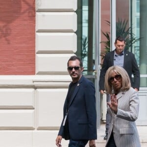 La première dame Brigitte Macron arrive à l'hôtel du Palais à Biarritz le 24 août 2019. Elle est accompagné de sa garde rapprochée, Pierre Olivier Costa, directeur de cabinet et Tristan Bromet, chef de Cabinet. © Jacques Witt / Pool / Bestimage