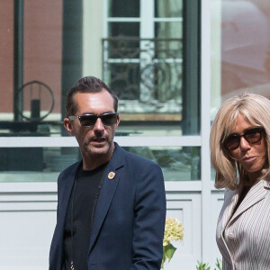 La première dame Brigitte Macron arrive à l'hôtel du Palais à Biarritz le 24 août 2019. Elle est accompagné de sa garde rapprochée, Pierre Olivier Costa, directeur de cabinet et Tristan Bromet, chef de Cabinet. © Jacques Witt / Pool / Bestimage