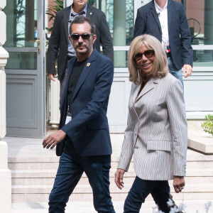 La première dame Brigitte Macron arrive à l'hôtel du Palais à Biarritz le 24 août 2019. Elle est accompagné de sa garde rapprochée, Pierre Olivier Costa, directeur de cabinet et Tristan Bromet, chef de Cabinet. © Jacques Witt / Pool / Bestimage