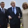 Le président français Emmanuel Macron, sa femme la Première Dame Brigitte Macron et le Premier ministre britannique Boris Johnson lors de l'accueil informel au sommet du G7 à Biarritz, France, le 24 août 2019.