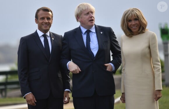 Le président français Emmanuel Macron, sa femme la Première Dame Brigitte Macron et le Premier ministre britannique Boris Johnson lors de l'accueil informel au sommet du G7 à Biarritz, France, le 24 août 2019.