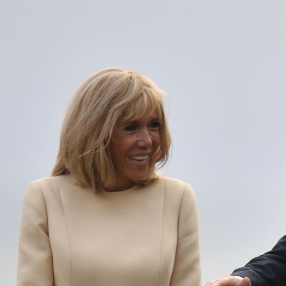 Le président français Emmanuel Macron, sa femme la Première Dame Brigitte Macron et le Premier ministre britannique Boris Johnson lors de l'accueil informel au sommet du G7 à Biarritz, France, le 24 août 2019.