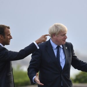 Le président français Emmanuel Macron, sa femme la Première Dame Brigitte Macron et le Premier ministre britannique Boris Johnson lors de l'accueil informel au sommet du G7 à Biarritz, France, le 24 août 2019.