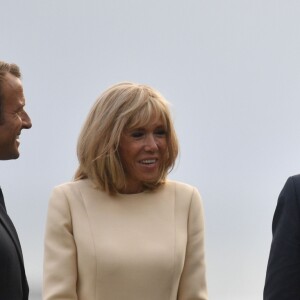 Le président français Emmanuel Macron, sa femme la Première Dame Brigitte Macron et le Premier ministre britannique Boris Johnson lors de l'accueil informel au sommet du G7 à Biarritz, France, le 24 août 2019.