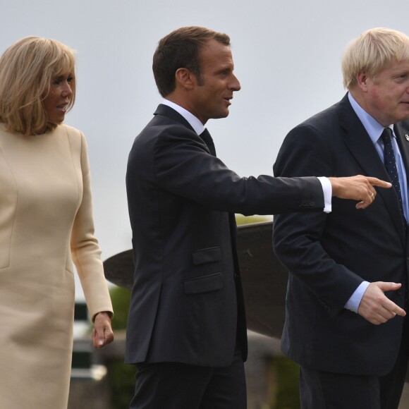 Le président français Emmanuel Macron, sa femme la Première Dame Brigitte Macron et le Premier ministre britannique Boris Johnson lors de l'accueil informel au sommet du G7 à Biarritz, France, le 24 août 2019.