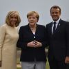 Le président français Emmanuel Macron, sa femme la Première Dame Brigitte Macron et la chancelière allemande Angela Merkel lors de l'accueil informel au sommet du G7 à Biarritz, France, le 24 août 2019.
