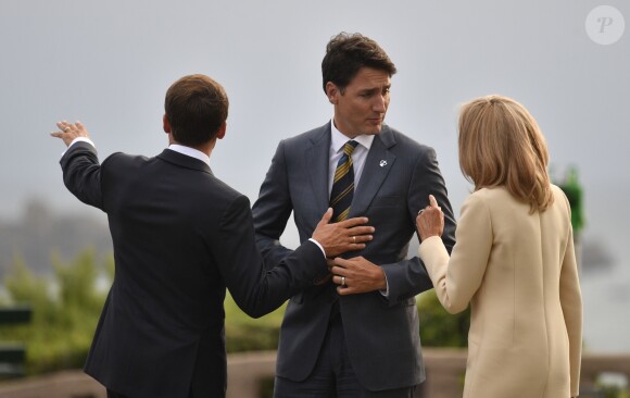 Le président français Emmanuel Macron, sa femme la Première Dame Brigitte Macron avec le Premier ministre canadien Justin Trudeau lors de l'accueil informel au sommet du G7 à Biarritz, France, le 24 août 2019.