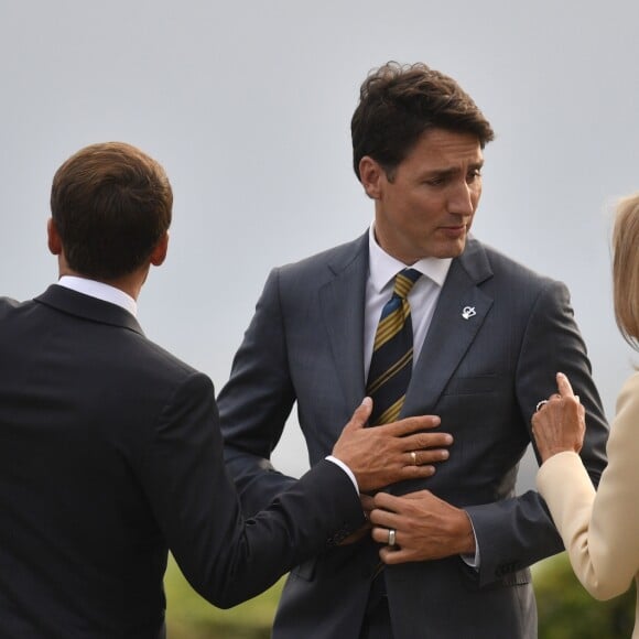 Le président français Emmanuel Macron, sa femme la Première Dame Brigitte Macron avec le Premier ministre canadien Justin Trudeau lors de l'accueil informel au sommet du G7 à Biarritz, France, le 24 août 2019.