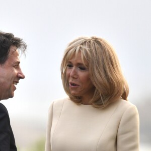 Le président français Emmanuel Macron, sa femme la Première Dame Brigitte Macron avec le Premier ministre italien Giuseppe Conte lors de l'accueil informel au sommet du G7 à Biarritz, France, le 24 août 2019.