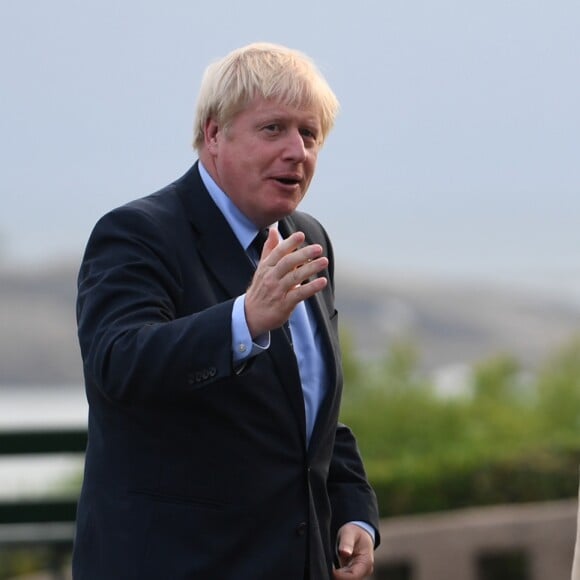 Le président français Emmanuel Macron et le Premier ministre britannique Boris Johnson lors de l'accueil informel au sommet du G7 à Biarritz, France, le 24 août 2019.