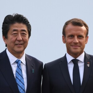 Le président français Emmanuel Macron, sa femme la Première Dame Brigitte Macron avec le Premier ministre japonais Shinzo Abe et sa femme Akie Abe lors de l'accueil informel au sommet du G7 à Biarritz, France, le 24 août 2019.