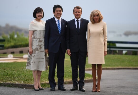 Le président français Emmanuel Macron, sa femme la Première Dame Brigitte Macron avec le Premier ministre japonais Shinzo Abe et sa femme Akie Abe lors de l'accueil informel au sommet du G7 à Biarritz, France, le 24 août 2019.
